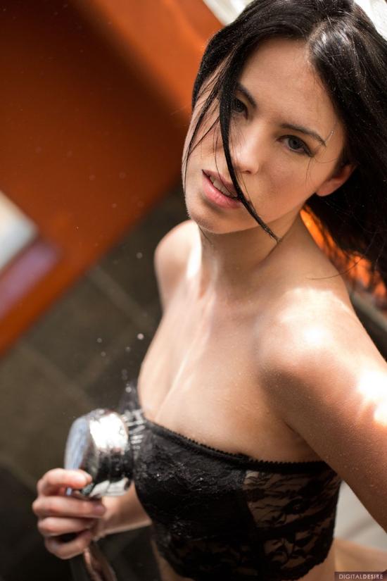 Расслабляется в ванной комнате сочная сучка Veronica Radke